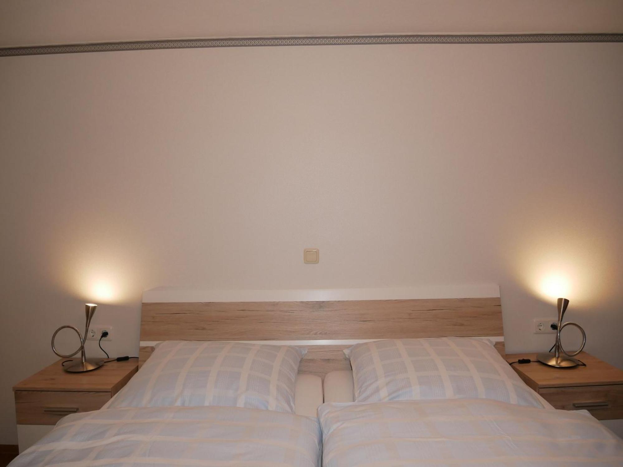2 Ferienzimmer Inkl Fr & 1 Bungalow, Wlan, Garten, Grill ツィノヴィッツ エクステリア 写真
